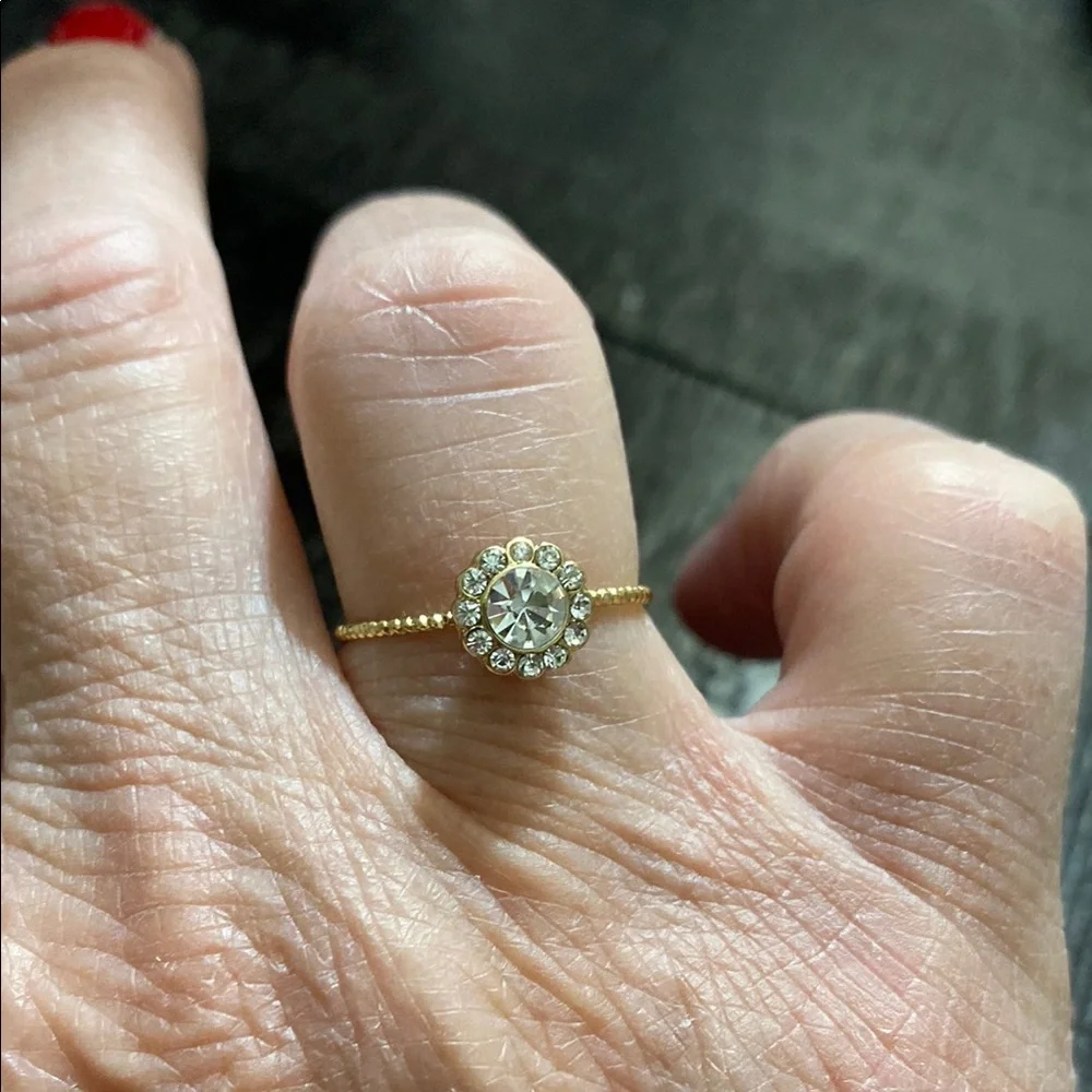 NWOT Size 7.5 Gold Halo Crystal Flower Ring - Women's Jewelry!